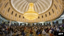 Muslim Syiah Irak menunggu waktu salat tarawih di Masjid Agung Musawi di kota selatan Irak Basra pada 2 April 2022. (Foto: AFP)
