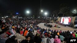Des supporters égyptiens suivent le match Sénégal - Égypte, au Caire, Égypte, le 30 mars 2022