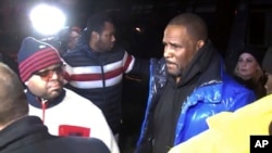 Pevač Ar Keli predaje se policiji u Čikagu