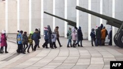 Оваа обука вклучува непредвидени ситуации за хемиски или нуклеарен напад, прва помош и искуство со ракување и пукање со пушки калашников, се вели во извештајот на Британското министерство за одбрана