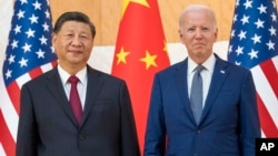 2022年11月14日印度尼西亚巴厘岛举行G20峰会期间美国总统乔·拜登(右)与中国国家主席习近平会面