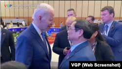 Tổng thống Mỹ trò chuyện với Thủ tướng Việt Nam Phạm Minh Chính bên lề một hội nghị thượng đỉnh của ASEAN, ngày 12 tháng 11 năm 2022, tại Phnom Penh, Campuchia (Ảnh chụp video của báo Điện tử Chính phủ Việt Nam).