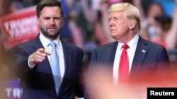 资料照片: 2024年7月20日共和党总统候选人、前美国总统唐特朗普与共和党副总统候选人美国参议员万斯在集会上