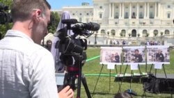 国会山前纪念六四30年大型集会上展示在六四事件受害者的照片