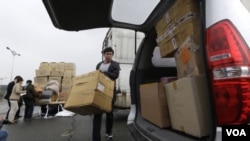 400 viên quản đốc người Nam Triều Tiên còn ở lại Kaesong buộc phải ngưng các hoạt động tại công xưởng của họ vì tất cả các công nhân người Bắc Triều Tiên không ai đến làm việc.