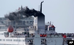 FILE - Chinese workers aboard a ship leave Vung Ang port, Ha Tinh province, Vietnam, May 19, 2014. The workers left after deadly unrest broke out the previous week amid a dispute over sovereignty claims in the South China Sea.