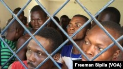 Arrestation à Bangui des étrangers en situation irrégulières le 6 octobre 2017, à Bangui, en Centrafrique. (VOA/Freeman Sipila)