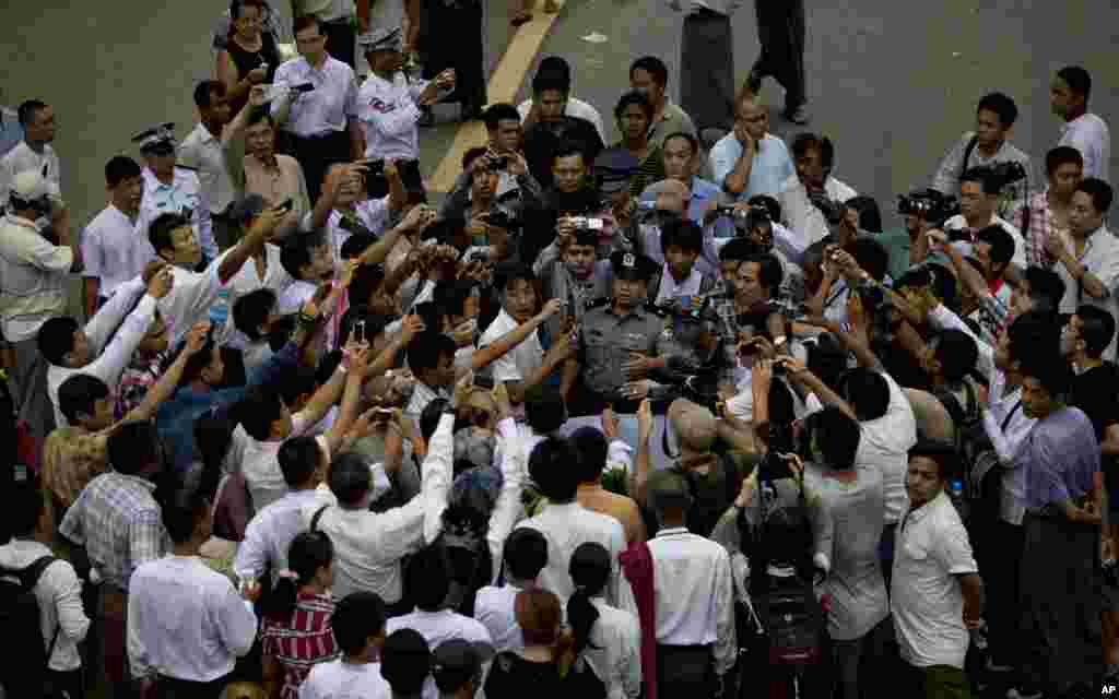 Cảnh sát Miến Ðiện bị vây quanh bởi một nhóm các sinh viên ủng hộ dân chủ tuần hành để kỷ niệm cuộc nổi dậy ngày 8 tháng 8, 1988 tại Rangoon.