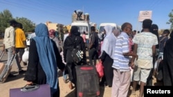 Des passagers fuyant les combats à Khartoum se rassemblent à la gare de la capitale, le 19 avril 2023.