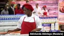 ARCHIVES - Une employée dans le magasin principal de Shoprite à Lagos, la capitale commerciale du Nigeria, le 29 avril 2010. 