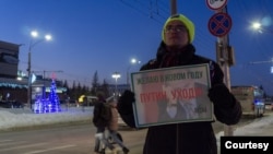 Ilya Kursov holds a sign that reads, "I wish for Putin to go away in the New Year." (Ilya Kursov)