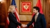 Pomoćnica američkog državnog sekretara Karen Donfrid rukuje se sa novoizabranim crnogorskim premiijerom Dritanom Abazovićem (Foto: Twitter, @DritanAbazovic)