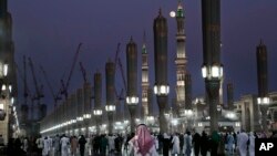 Orang-orang berjalan sebelum shalat di Masjid Nabawi, di kota suci Saudi Madinah, Kamis, 15 September 2016. (Foto: AP)