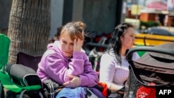 Para pengungsi Ukraina menunggu permohonan suaka mereka untuk masuk ke AS di perbatasan AS-Meksiko di Tijuana, Meksiko (foto: ilustrasi). 