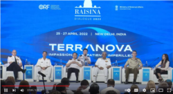 美国印太司令部司令阿奎利诺（John C. Aquilino）（左二）4月27日参加了由印度观察家研究基金会(ORF)与印度外交部合作举办的第7届瑞辛纳对话（Raisina Dialogue）年度会议活动。(照片来源: ORF油管频道截图）