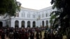 Para demonstran melakukan protes di dalam Istana Presiden dan Sekretariat Presiden di Kolombo Minggu (10/7), setelah Presiden Gotabaya Rajapaksa melarikan diri, di tengah krisis ekonomi negaranya.