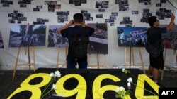 人們在台北一個紀念六四35週年活動的場地拍照。（法新社2024年6月4日）