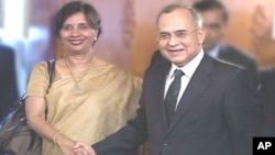Indian Foreign Secretary Nirupama Rao with her Pakistani counterpart Salman Bashir at the Foreign Ministry in Islamabad (File)