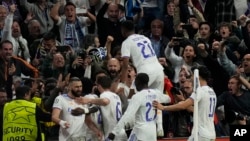 'Yan wasan Real Madrid suna murnar zura kwallo a karawarsu da Man City.