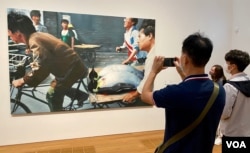 香港M+博物馆去年11月12日希克展厅开幕展览，展出中国艺术家王兴伟隐谕六四事件的画作《新北京》，当时吸引不少市民参观，至今年4月21日疫情下重新开放，《新北京》被撤换 (美国之音/汤惠芸)