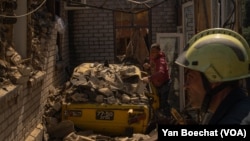 Three are injured in this attack on Zaporizhzhya, Ukraine on April 27, 2022 as violence intensifies in the country’s east and south in recent weeks. (Yan Boechat/VOA)