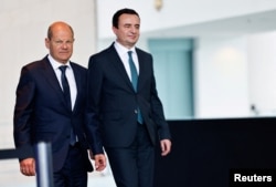 Nemački kancelar Olaf Šolc i kosovski premijer Aljbin Kurti uoči konferencije za novinare u Berlinu (Foto: Reuters/Hannibal Hanschke)