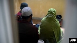 Seorang pemuka agama menjalankan ritual ruqyah terhadap dua orang dari komunitas LGBT di salah satu klinik di Jakarta, pada 26 November 2019. (Foto: AFP/Bay Ismoyo)