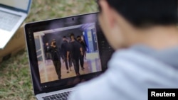 El estudiante periodista Ryan Cheng, de 18 años, mira fotos en su computadora en Hong Kong, el 27 de diciembre de 2019. Foto tomada el 27 de diciembre de 2019.