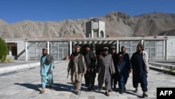 شماری از جنگجویان طالبان در صحن مقبره احمد شاه مسعود، فرمانده فقید ضد طالبان در دور اول حکمرانی این گروه