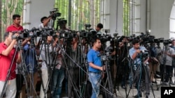 বাংলাদেশের ঢাকার একটি আদালতের বাইরে কার্যক্রম কভার করছেন সাংবাদিকরা। ৩ মে, ২০১৬। (ফাইল ফটো)