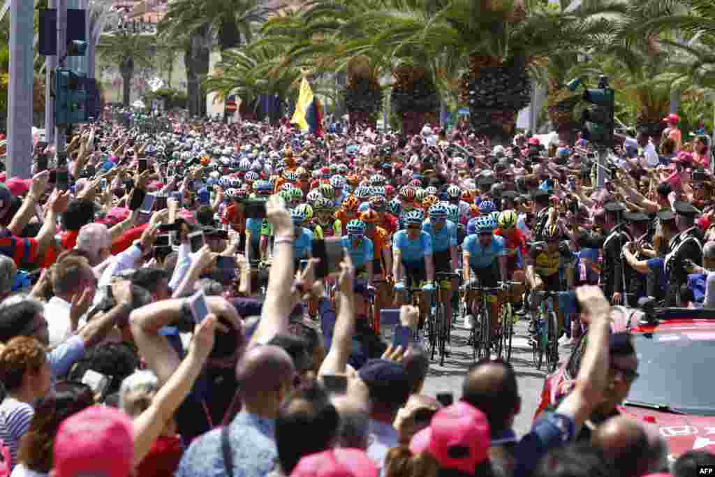 Para peserta memulai tahap pertama perlombaan balap sepeda Giro d&#39;Italia ke-100, Tour of Italy, dari Alghero ke Olbia, di Sardinia.