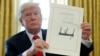 ARCHIVO - Donald Trump muestra su firma después de convertir en ley un proyecto de ley de impuestos en la Casa Blanca en Washington, el 22 de diciembre de 2017.