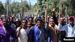 Oromo youth chant slogans during a protest in-front of Jawar Mohammed's house, an Oromo activist and leader of the Oromo protest in Addis Ababa, Ethiopia, Oct. 24, 2019. 