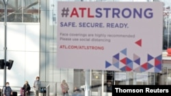 Travelers arrive and depart Hartsfield–Jackson Atlanta International Airport ahead of the Thanksgiving holiday, Nov 23, 2020.