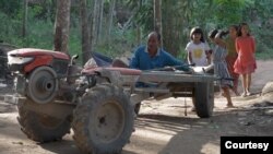 A Karen farmer drops off goods and food supplies at a Karen IDP camp on the Thai-Myanmar border. (Steve Sandford/Asiareports)