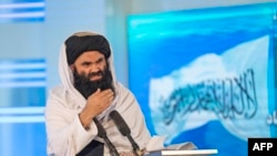 Menteri Dalam Negeri Taliban Sirajuddin Haqqani berbicara dalam peringatan 30 tahun kemenangan melawan pemerintahan komunis di Kabul, Afghanistan, pada 28 April 2022. (Foto: AFP/Wakil Kohsar)
