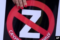 Žena drži transparent sa precrtanim slovom "Z", simbolom ruske vojske tokom invazije na Ukrajinu, u Beogradu, Srbija, 28. maja 2022.