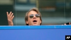 Pemilik baru klub sepak bola Chelsea Todd Boehly tampak bereaksi ketika tengah menyaksikan pertandingan antara Chelsea melawan Wolverhampton di Stadion Stamford Bridge di London, pada 7 Mei 2022. (Foto: AP/Frank Augstein)