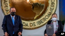 El presidente Alejandro Giammattei posa para la foto oficial luego de juramentar a Consuelo Porras para un segundo término al frente del Ministerio Público, el lunes 16 de mayo de 2022. [Foto AP / Archivo]