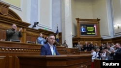 Rais wa Poland Andrzej Duda akizungumza na wabunge wa Ukraine katika kikao chao wakati Russia ikiendelea na mashambulizi yake huko Ukraine, alipotembelea Kyiv, Ukraine May 22, 2022. REUTERS/Stringer