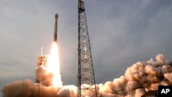 A United Launch Alliance Atlas V rocket carrying the Boeing Starliner crew capsule lifts off on a second test flight to the International Space Station from Space Launch Complex 41 at Cape Canaveral Space Force station in Cape Canaveral, Fla., May 19, 202