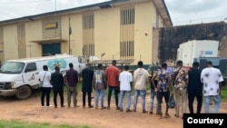 Wasu daga cikin mutanen da kotu ta samu da laifin zamba ta intanet a jihar Enugun Najeriya (Hoto: Facebook/EFCC)