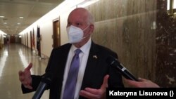 Бен Кардін, сенатор від штату Мериленд, член Демократичної партії спілкується із журналісткою "Голосу Америки", Катериною Лісуновою.