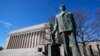Una estatua del primer presidente de Finlandia, Kaarlo Juho Stahlberg, se encuentra frente al parlamento finlandés en Helsinki, Finlandia, el 13 de mayo de 2022.
