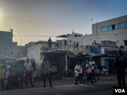Crowds gather outside Mame Abdou Aziz Sy Dabakh Hospital in Tivaouane, Senegal where 11 newborns died in a fire Wednesday night. (Annika Hammerschlag/VOA)