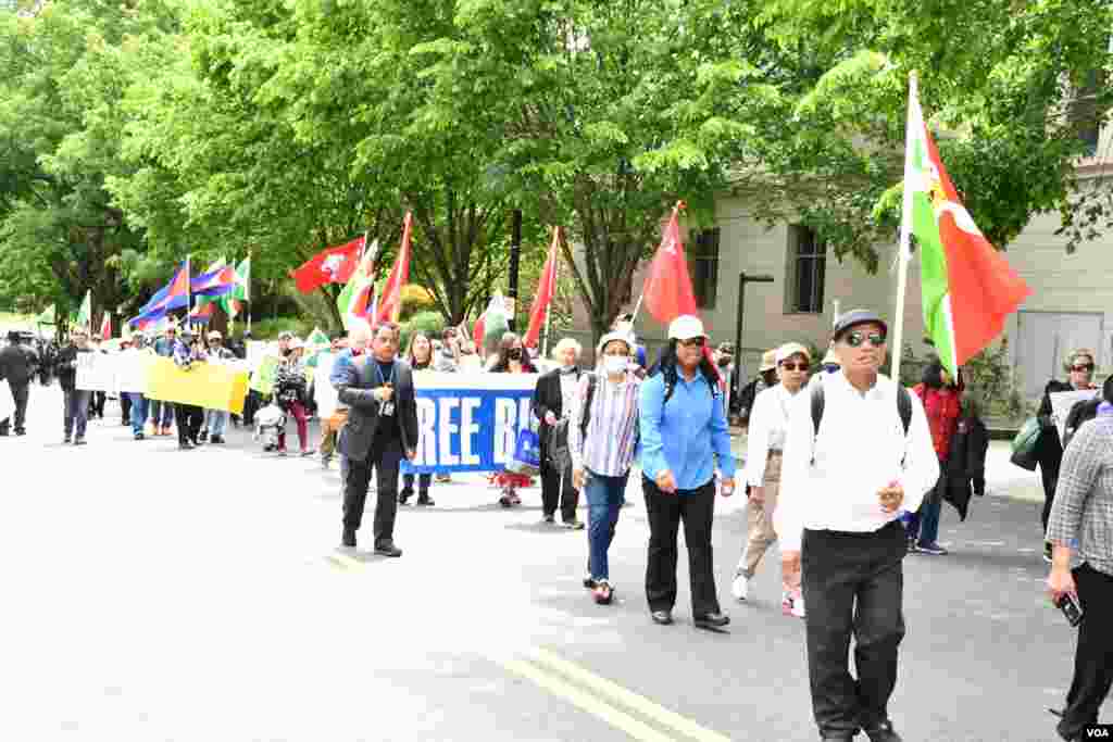 បាតុករ​ដើរ​ទៅ​​តវ៉ា​នៅ​ក្រសួង​ការបរទេស​សហរដ្ឋ​អាមេរិក​មុនពេល​ការពិភាក្សា​រវាង​មេដឹកនាំ​អាមេរិក​និង​​​​អាស៊ាន រដ្ឋធានី​វ៉ាស៊ីនតោន ថ្ងៃទី ១២ ខែឧសភា ឆ្នាំ២០២២។ (ម៉ែន គឹមសេង/វីអូអេ)