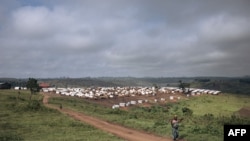 Une femme marche près du camp de personnes déplacées de Lodda, près de Fataki, dans la province de l'Ituri, au nord-est de la République démocratique du Congo le 16 septembre 2020.