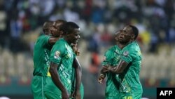 Les joueurs du Zimbabwe célèbrent leur but contre la Guinée au stade Ahmadou Ahidjo à Yaoundé, le 18 janvier 2022.