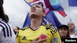 Seguidores del candidato presidencial colombiano de centro-derecha Federico Gutiérrez del equipo de coalición del gobierno para Colombia asisten a su mitin de clausura de la campaña en Medellín, Colombia, el 22 de mayo de 2022. 