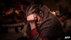 D'après les autorités ukrainiennes, jusqu'à 15.000 personnes vivent encore dans des abris à Severodonetsk, dévastée par les bombes.